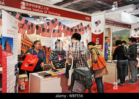 ------ Chinesischer Besucher sprechen mit Ausbildung Berater an den Ständen von Illinois Institute der Technologie und anderen amerikanischen Universitäten und instit Stockfoto