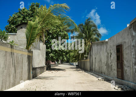 Leere Straße in traditionellen maledivischen Dorf auf der Insel, das Baa Atoll Fehendhoo Stockfoto