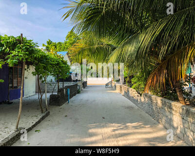 Leere Straße in traditionellen maledivischen Dorf auf der Insel, das Baa Atoll Fehendhoo Stockfoto