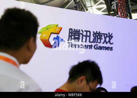 ---- Leute besuchen Sie den Stand von Tencent Spiele von Tencent während des 13 China Digital Entertainment Expo, auch bekannt als ChinaJoy 2015 in Shanghai. Stockfoto