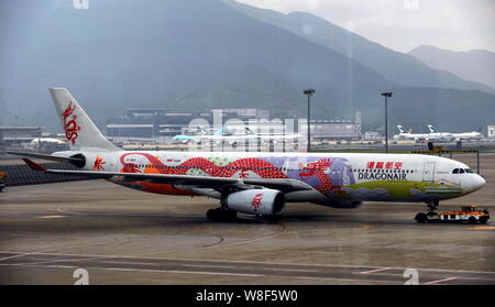 ---- Eine Ebene der Dragonair ist an der Hong Kong International Flughafen in Hongkong, China, 2. September 2014 gesehen. Zum internationalen Flughafen Hong Kong Stockfoto