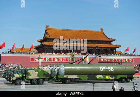 Militärische Fahrzeuge, die DF-5 B flüssigen Kraftstoff Interkontinentalraketen (ICBM) März letzten Platz des Himmlischen Podium während der Militärparade zu Stockfoto