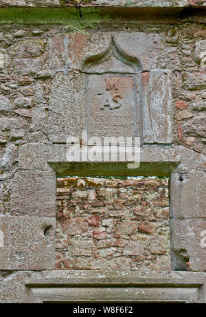 ST MARYS MITTELALTERLICHEN KIRK ODER KIRCHE AUCHINDOIR ABERDEENSHIRE SCOTLAND KLEINE GRABPLATTE AN DER WAND Stockfoto