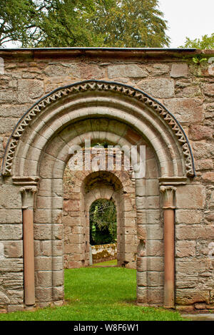 ST MARYS MITTELALTERLICHEN KIRK ODER KIRCHE AUCHINDOIR ABERDEENSHIRE SCHOTTLAND DIE NORMANNISCHE TORBOGEN mit GESCHNITZTEN CHEVRON DEKORATION Stockfoto