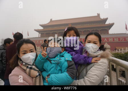 ---- Touristen tragen Gesichtsmasken Besuch des Tian'anmen-Platz in schweren Smog in Peking, China, 26. Dezember 2015. Peking Bewohner kaufte mehr tha Stockfoto