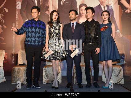 Chinesische Schauspielerin Tang Yan, zweite links, Hong Kong Schauspieler Wallace Chung, Links und andere Stars stellen während einer Pressekonferenz für il Ihrer neuen TV-Drama Stockfoto