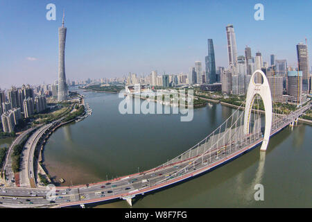 ---- Blick auf die Liede Brücke, Front, die Canton Tower, dem höchsten und anderen Wolkenkratzern und Hochhäusern entlang der Pearl River in Guangzhou c Stockfoto