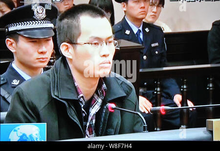 In diesem TV-Greifer von CCTV (China Central Television), Lin Senhao, die postgraduale Studenten der Fudan University Medical School, der seine r vergiftet genommen Stockfoto