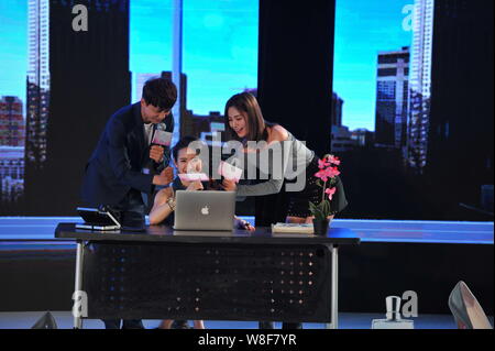 (Von links) Chinesische Schauspieler Li Jiahang, auch als Jean Lee, taiwanesische Sängerin und Schauspielerin Ariel Lin, Sängerin und Schauspielerin im Jin-ah, durch ihre Bühne bekannt Stockfoto