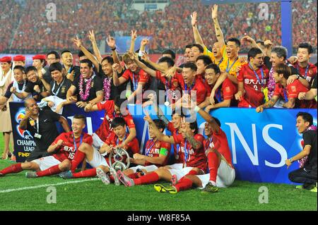 Fußball-Spieler der chinesischen Guangzhou Evergrande Feiern nach dem Gewinn der AFC Champions League 2015 gegen die VEREINIGTEN ARABISCHEN EMIRATE Al Ahli in ihrer zweiten endgültigen mat Stockfoto