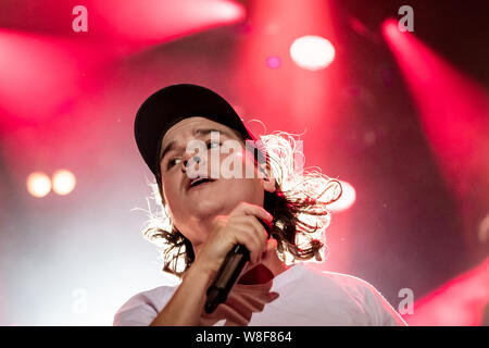 Skanderborg, Dänemark. 08 Aug, 2019. Die dänische Band Lukas Graham führt ein Live Konzert während der dänischen Musik Festival 2019 SmukFest in Skanderborg. Hier Sänger Lukas Forchhammer ist live auf der Bühne gesehen. (Foto: Gonzales Foto/Alamy leben Nachrichten Stockfoto