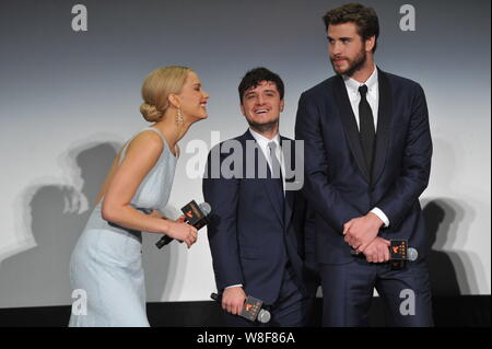 (Von links), US-amerikanische Schauspielerin Jennifer Lawrence, Schauspieler Josh Hutcherson und australischen Schauspieler Liam Hemsworth eine Premiere ihres Films "Der Hunger teilnehmen Stockfoto