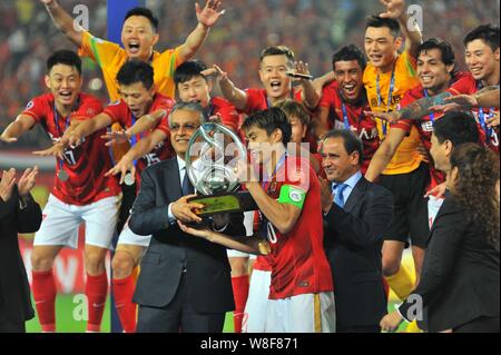 Fußball-Spieler der chinesischen Guangzhou Evergrande Feiern nach dem Gewinn der AFC Champions League 2015 gegen die VEREINIGTEN ARABISCHEN EMIRATE Al Ahli in ihrer zweiten endgültigen mat Stockfoto