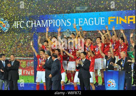 Fußball-Spieler der chinesischen Guangzhou Evergrande Feiern nach dem Gewinn der AFC Champions League 2015 gegen die VEREINIGTEN ARABISCHEN EMIRATE Al Ahli in ihrer zweiten endgültigen mat Stockfoto