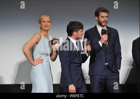 (Von links), US-amerikanische Schauspielerin Jennifer Lawrence, Schauspieler Josh Hutcherson und australischen Schauspieler Liam Hemsworth eine Premiere ihres Films "Der Hunger teilnehmen Stockfoto