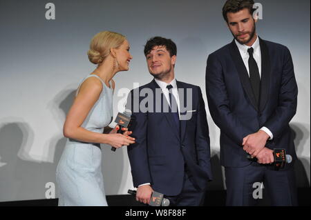 (Von links), US-amerikanische Schauspielerin Jennifer Lawrence, Schauspieler Josh Hutcherson und australischen Schauspieler Liam Hemsworth eine Premiere ihres Films "Der Hunger teilnehmen Stockfoto