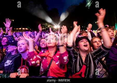 Skanderborg, Dänemark. 08 Aug, 2019. Festivalbesucher an einem live Konzert mit der dänischen Band Lukas Graham während der dänischen Musik Festival 2019 SmukFest in Skanderborg. (Foto: Gonzales Foto/Alamy leben Nachrichten Stockfoto