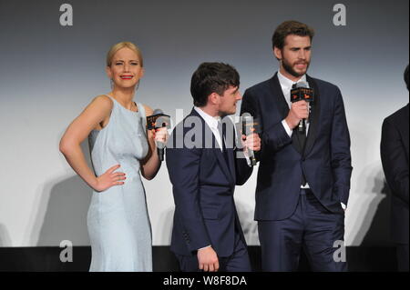 (Von links), US-amerikanische Schauspielerin Jennifer Lawrence, Schauspieler Josh Hutcherson und australischen Schauspieler Liam Hemsworth eine Premiere ihres Films "Der Hunger teilnehmen Stockfoto