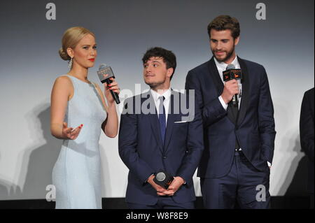 (Von links), US-amerikanische Schauspielerin Jennifer Lawrence, Schauspieler Josh Hutcherson und australischen Schauspieler Liam Hemsworth eine Premiere ihres Films "Der Hunger teilnehmen Stockfoto