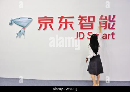 ---- Ein Besucher am Stand von JD Smart der Chinesischen Online-Händler JD.com während einer Messe in Shenzhen City, South China Guangdong pr Stockfoto