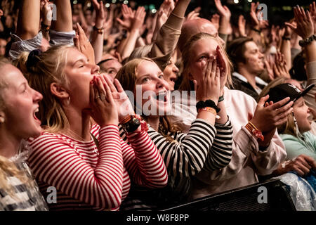 Skanderborg, Dänemark. 08 Aug, 2019. Festivalbesucher an einem live Konzert mit der dänischen Band Lukas Graham während der dänischen Musik Festival 2019 SmukFest in Skanderborg. (Foto: Gonzales Foto/Alamy leben Nachrichten Stockfoto