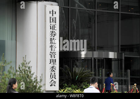 ---- Leute besuchen das Hauptquartier der China Securities Regulatory Commission (CSRC) in Peking, China, 30. September 2015. Chinas Märkte 1439/95 Stockfoto