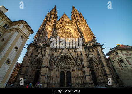 Prag, Tschechische Republik - 23. Juli 2019: Frontansicht der Haupteingang der St. Vitus Kathedrale in Prag Stockfoto