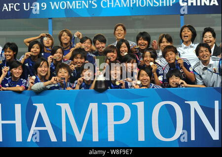 Japanische Spieler pose mit der Champion Trophy nach dem Sieg über Nordkorea im Finale der AFC U-19-Frauen-WM 2015 in Nanjing/CIT Stockfoto