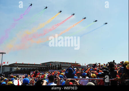 Militärische Hubschrauber fliegen in Formation auf dem Platz des Himmlischen Friedens während der Militärparade zum 70. Jahrestag des Sieges in der Chine zu gedenken. Stockfoto