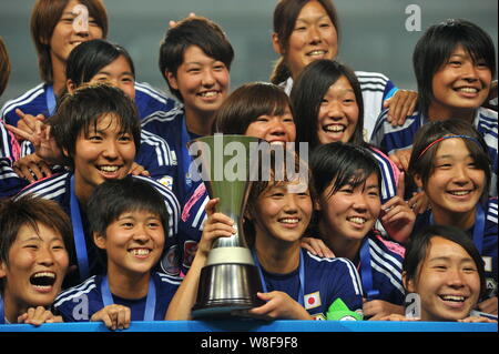 Japanische Spieler pose mit der Champion Trophy nach dem Sieg über Nordkorea im Finale der AFC U-19-Frauen-WM 2015 in Nanjing/CIT Stockfoto