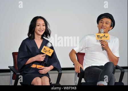 Chinesische Schauspieler, Deng Chao, rechts, spricht neben Schauspielerin Zhou Xun bei einer Werbeveranstaltung für den neuen Film "Die Sackgasse" in Peking, China, 19. August 2. Stockfoto