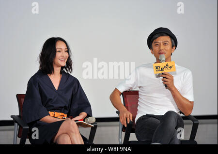 Chinesische Schauspieler, Deng Chao, rechts, spricht neben Schauspielerin Zhou Xun bei einer Werbeveranstaltung für den neuen Film "Die Sackgasse" in Peking, China, 19. August 2. Stockfoto