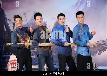 (Von links) Hong Kong Darsteller Aaron Kwok, chinesische Akteure Feng Shaofeng, Xiao Shenyang und Hong Kong Schauspieler ihn Recht darstellen, während einer Pressekonferenz für die Stockfoto