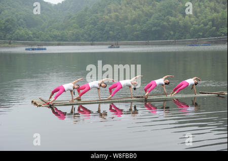 Yoga Trainer Yoga auf einem bambusfloß an einem See in Changsha, Provinz Hunan, China, 20. Mai 2015. Yoga Trainer praktiziert Yoga auf Stockfoto