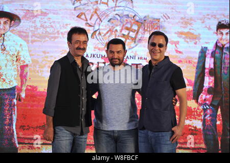 Indische Regisseur Rajkumar Thonke, Links, und Schauspieler Aamir Khan, Mitte, stellen während einer Pressekonferenz für ihren Film 'PK' in Peking, China, 12. Mai 201 Stockfoto