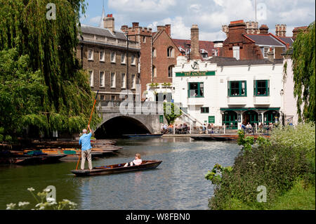 Menschen stochern auf dem Fluss Cam außerhalb der Anchor Pub in der Stadt Cambridge, England. Stockfoto