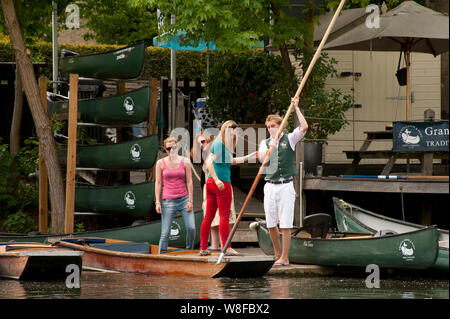 Menschen stochern auf dem Fluss Cam in der Stadt Cambridge, England. Stockfoto