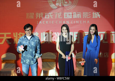 (Von links) Hong Kong Kung Fu superstar Jackie Chan, Chinesischen Schauspielerinnen Lin Peng Wang Ruoxin ein Fan Meeting für ihren neuen Film 'Dragon Blade' teilnehmen Stockfoto
