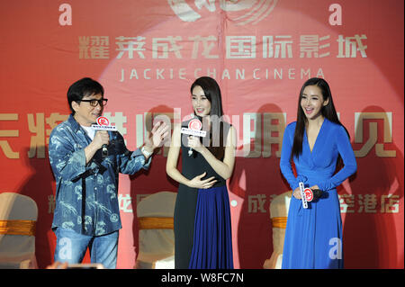 (Von links) Hong Kong Kung Fu superstar Jackie Chan, Chinesischen Schauspielerinnen Lin Peng Wang Ruoxin ein Fan Meeting für ihren neuen Film 'Dragon Blade' teilnehmen Stockfoto