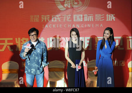 (Von links) Hong Kong Kung Fu superstar Jackie Chan, Chinesischen Schauspielerinnen Lin Peng Wang Ruoxin ein Fan Meeting für ihren neuen Film 'Dragon Blade' teilnehmen Stockfoto