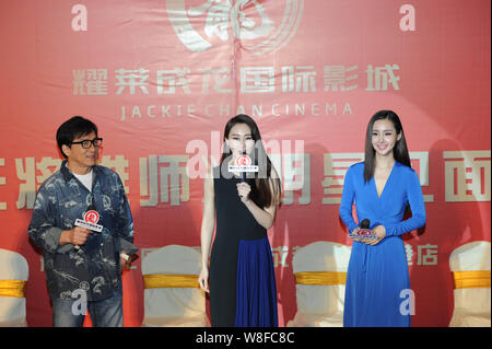 (Von links) Hong Kong Kung Fu superstar Jackie Chan, Chinesischen Schauspielerinnen Lin Peng Wang Ruoxin ein Fan Meeting für ihren neuen Film 'Dragon Blade' teilnehmen Stockfoto