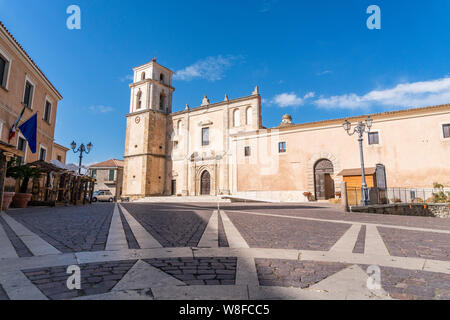 Hauptplatz mit mittelalterlichen Kathedrale in Santa Severina, Kalabrien, Italien Stockfoto