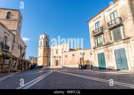 Hauptplatz mit mittelalterlichen Kathedrale in Santa Severina, Kalabrien, Italien Stockfoto