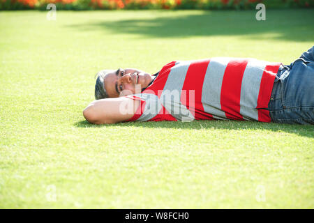 Entspannung in einem Rasen Senior woman Stockfoto