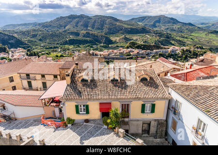 Blick auf die Altstadt Santa Severina in hügeligen Region Kalabrien, Italien. Stockfoto