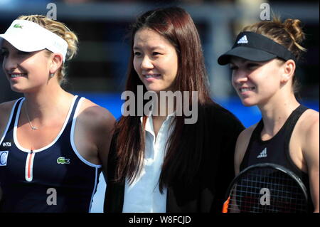 ---- (Von links) Timea Bacsinszky aus der Schweiz, pensionierter Chinesischen Tennis star Li Na und Simona Halep Rumäniens dar, bevor der Frauen singles fin Stockfoto