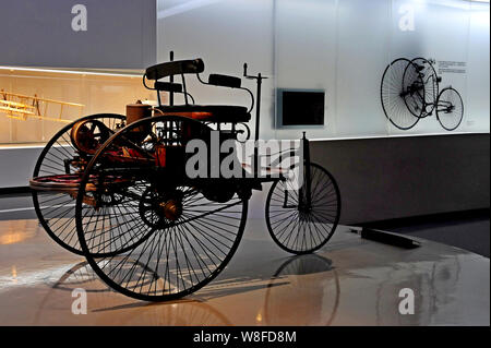 ---- Ein 1886 Benz Replica 3 Wheeler ist auf der Shanghai Auto Museum in Anting New Town, Shanghai, China, 24. April 2012. Shanghai Stockfoto