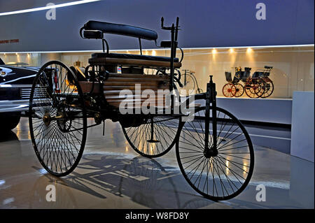 ---- Ein 1886 Benz Replica 3 Wheeler ist auf der Shanghai Auto Museum in Anting New Town, Shanghai, China, 24. April 2012. Shanghai Stockfoto