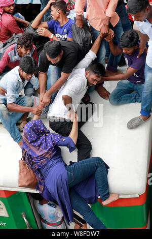 Dhaka, Bangladesch - August 09, 2019: Bangladesch Menschen versuchen, auf dem Dach eines überfüllten Zug zu steigen, als sie zurück in ihre Heimatorte vor Stockfoto