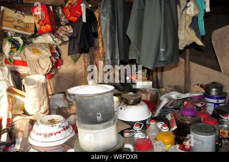 Innenansicht der Keller der 58-jährige Chinese Yu Fazhong, wo er allein schon seit zehn Jahren in der Nähe von beiji Dorf (Arctic Village) i Stockfoto